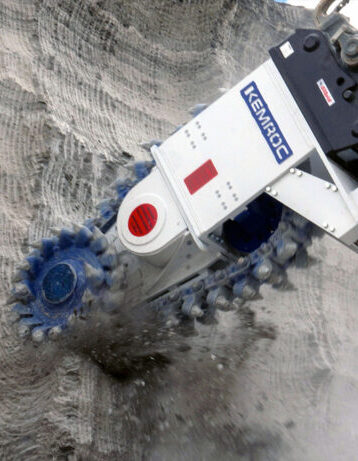 KEMROC EK 140 chain cutter mining gypsum on Liebherr R946